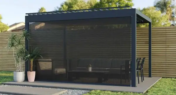Pergola avec stores zip latéraux