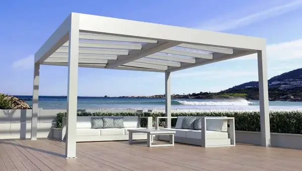 Pergola bioclimatique autoportée sur terrasse