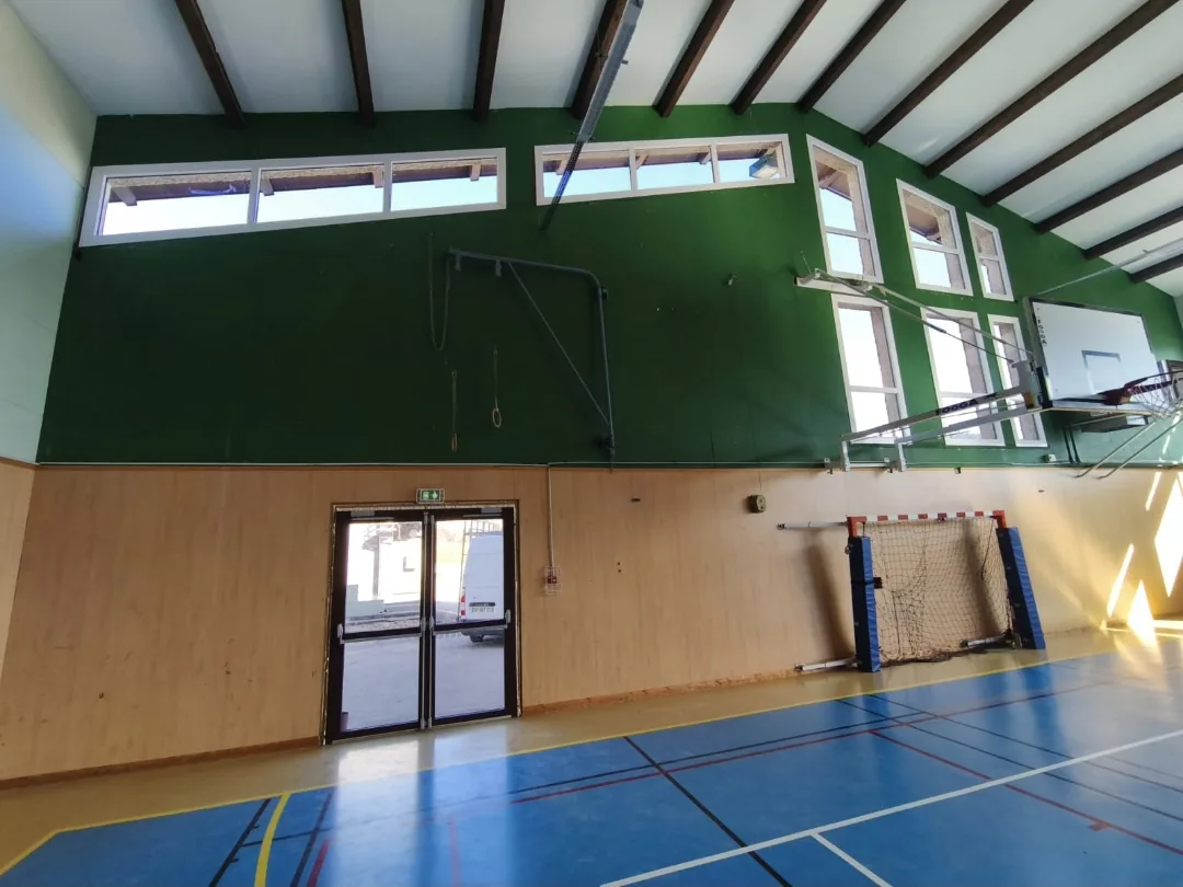 Intérieur gymnase Autrans, menuiseries hautes