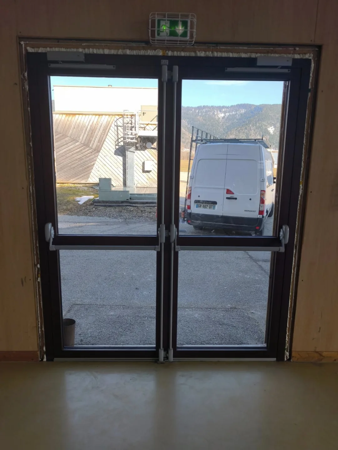 Porte aluminium anti-panique — gymnase Autrans