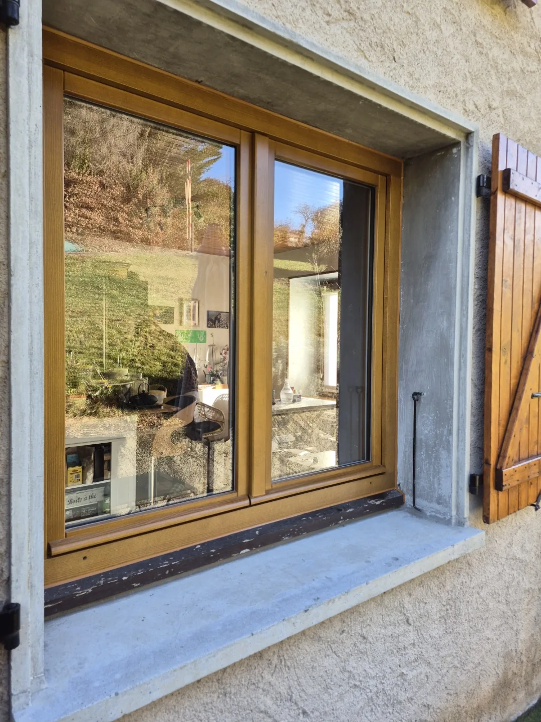 Fenêtre chêne doré sur maison en pierre