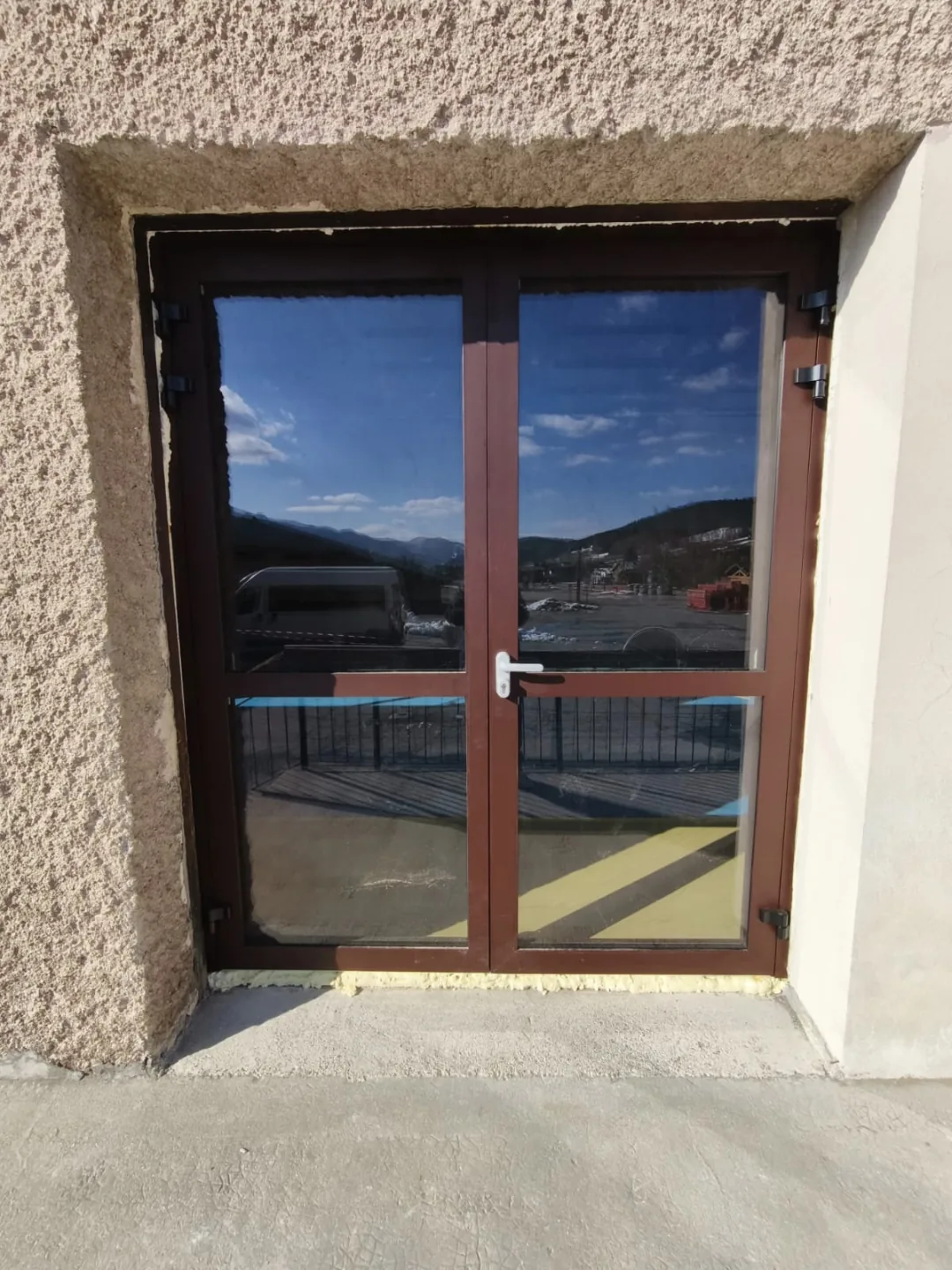Porte aluminium teinte bois, chantier en station