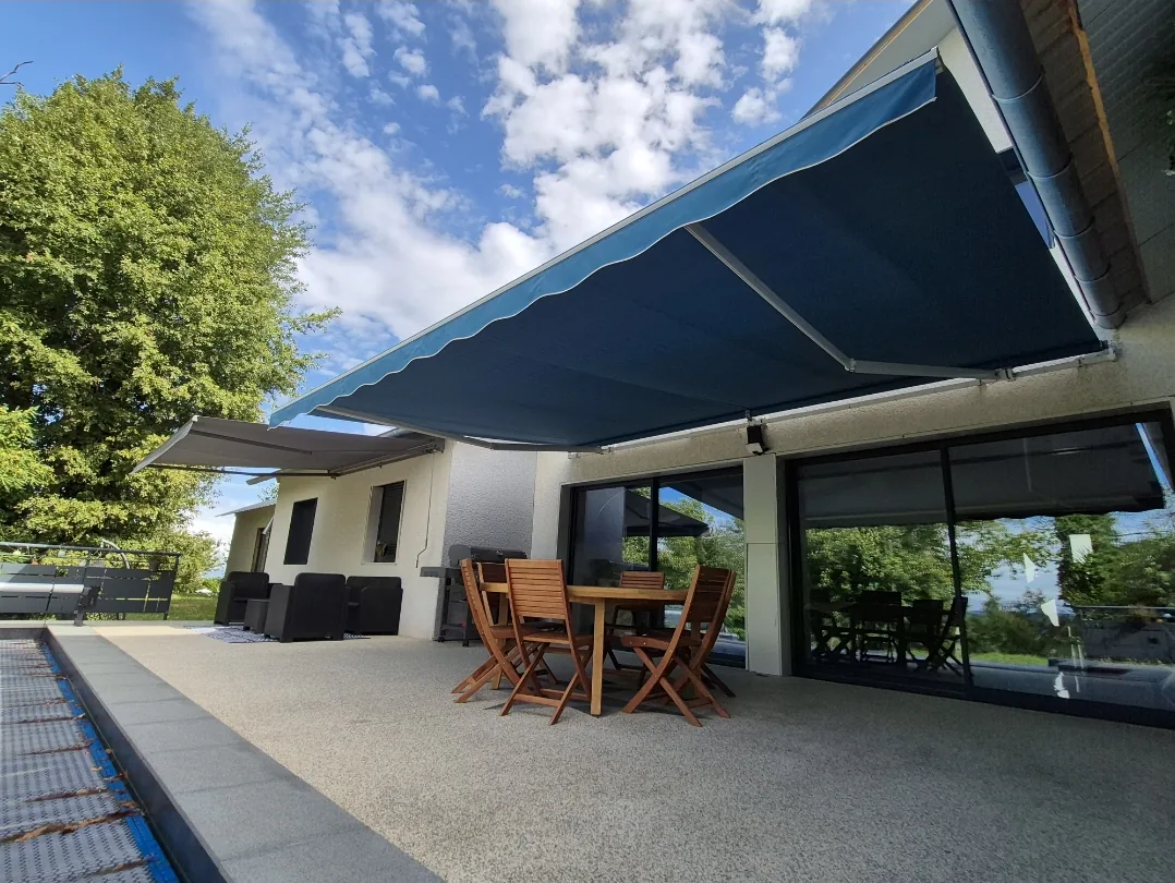 Store banne terrasse avec piscine