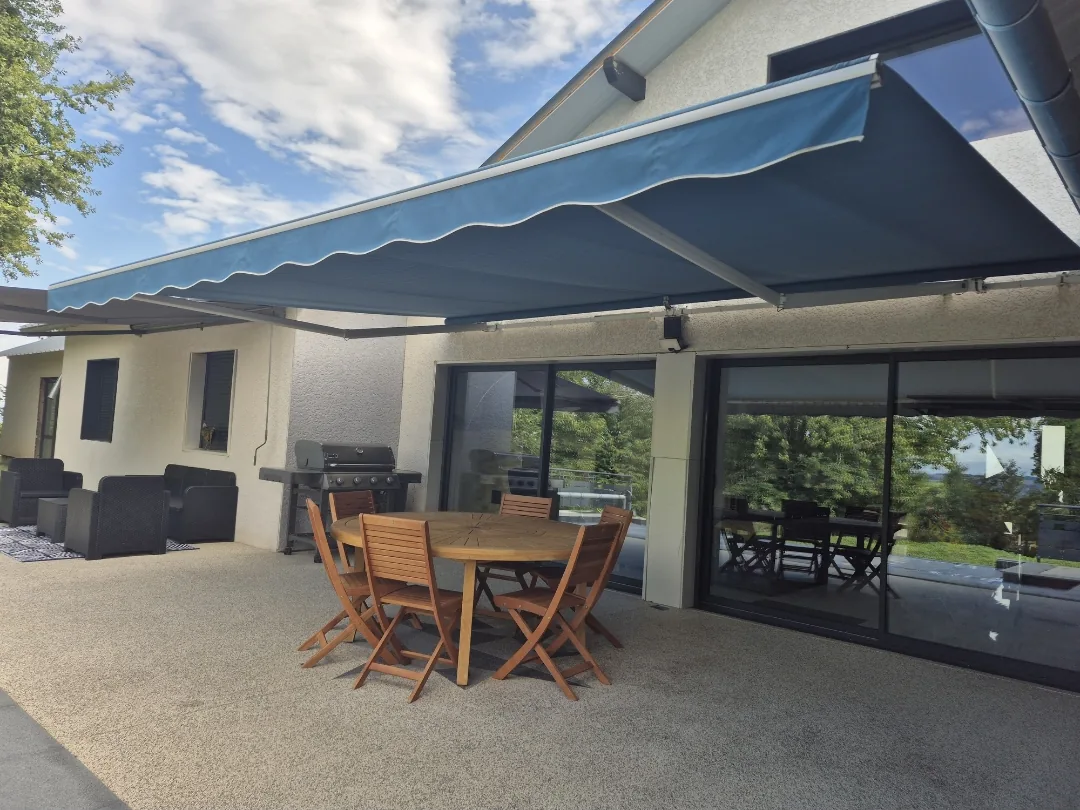 Store banne bleu sur terrasse