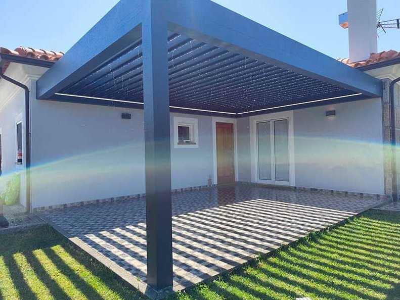 Pergola bioclimatique aluminium anthracite posée à Voiron — lames orientables DMS Menuiseries