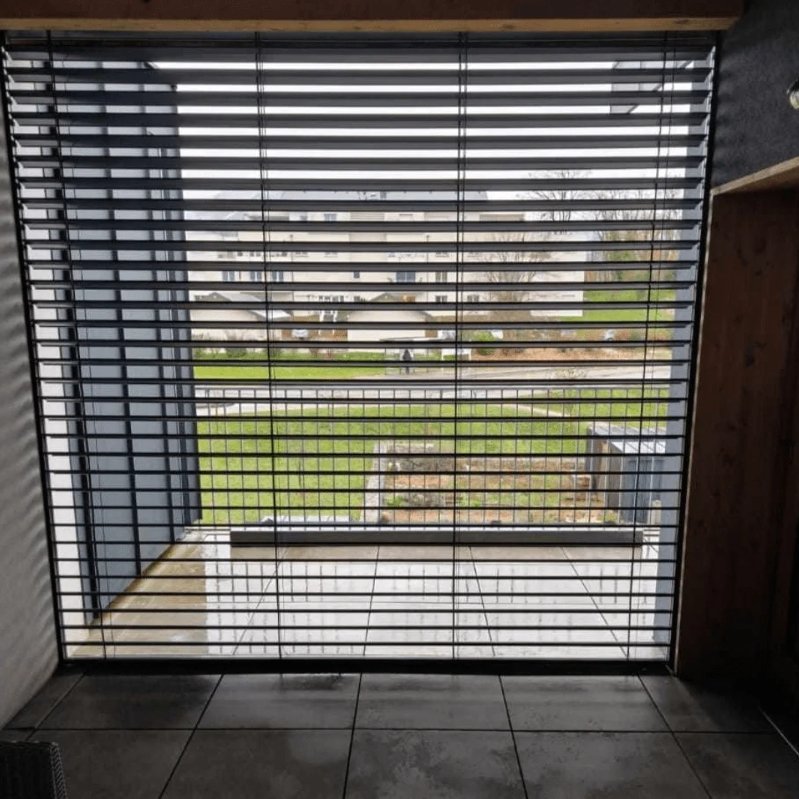 Brise-soleil orientable aluminium anthracite posé à Aix-les-Bains — vue intérieure lames — DMS Menuiseries